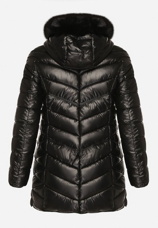 Born2be - Czarna Pikowana Kurtka z Kapturem z Futerkiem Zorria. Typ kołnierza: kaptur. Kolekcja: plus size. Kolor: czarny. Materiał: futro. Wzór: aplikacja