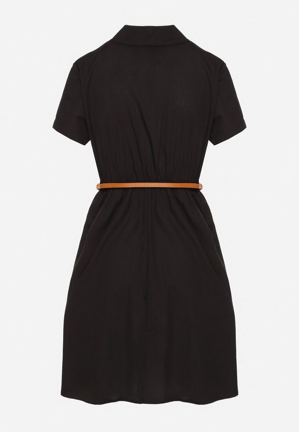 Born2be - Czarna Bawełniana Sukienka Koszulowa z Paseczkiem Wenilise. Okazja: na co dzień. Typ kołnierza: dekolt w kształcie V. Kolor: czarny. Materiał: bawełna. Długość rękawa: krótki rękaw. Sezon: wiosna, lato. Typ sukienki: koszulowe. Styl: casual, klasyczny, elegancki