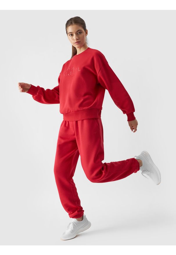 4f - Spodnie dresowe joggery damskie - czerwone. Kolor: czerwony. Materiał: dresówka