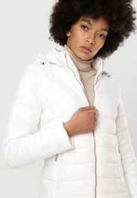 Born2be - Biała Kurtka Pikowana Przejściowa Ryrvyra. Kolor: biały. Materiał: polar. Sezon: jesień. Styl: klasyczny #6