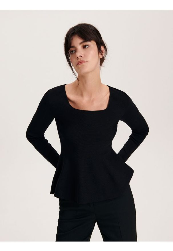 Reserved - Bluzka z baskinką - czarny. Kolor: czarny. Materiał: dzianina, wiskoza. Wzór: gładki