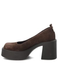 Półbuty damskie Karino, ze skóry naturalnej zamszowej z zabudowanym przodem i gładką cholewką fason wsuwany z zaokrąglonym noskiem, brązowe, 5996/015. Okazja: na spotkanie biznesowe. Kolor: brązowy. Materiał: zamsz, skóra. Szerokość cholewki: normalna. Wzór: gładki. Obcas: na platformie. Styl: biznesowy, retro #3