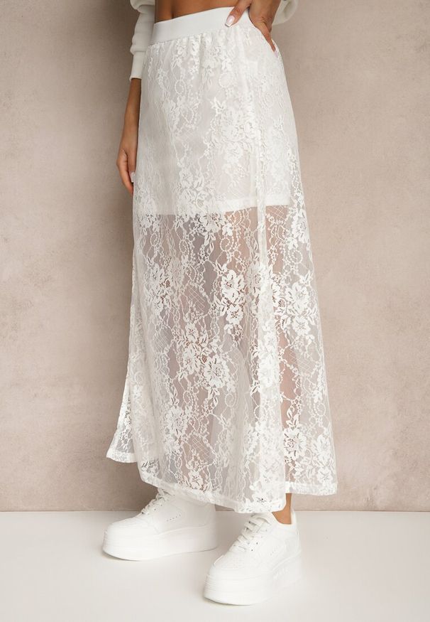 Renee - Biała Koronkowa Spódnica o Rozkloszowanym Kroju z Rozcięciem Zarlaura. Okazja: na co dzień. Kolor: biały. Materiał: koronka. Wzór: aplikacja. Styl: casual, elegancki
