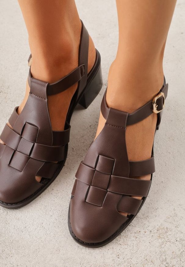 Renee - Ciemnobrązowe Sandały na Stożku Ozdobione Geometryczną Cholewką Peripe. Okazja: na imprezę. Zapięcie: sprzączka. Kolor: brązowy. Materiał: jeans. Wzór: geometria, aplikacja. Sezon: lato. Obcas: na stożku