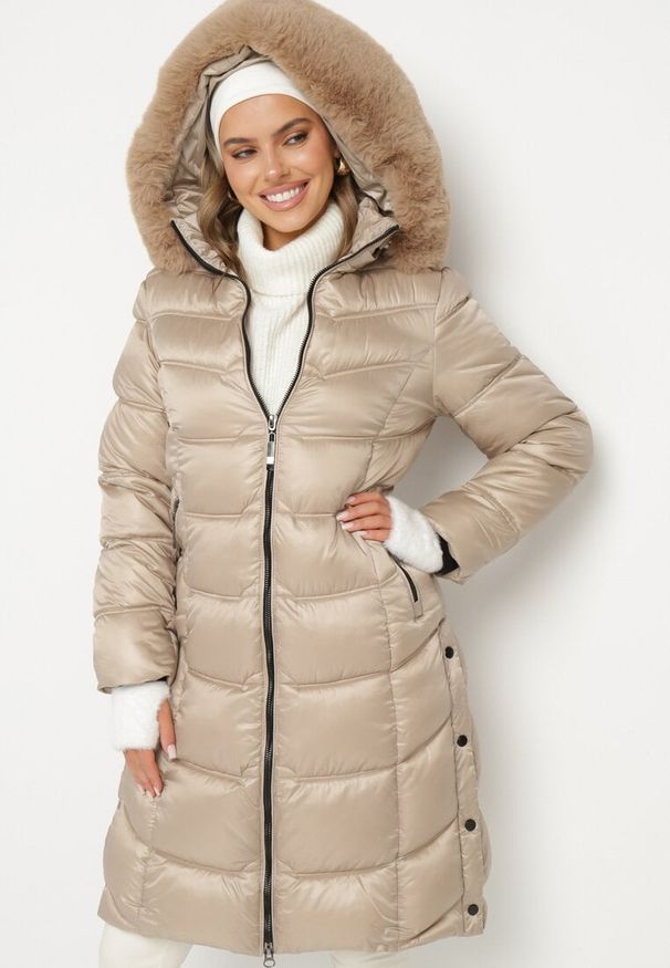 Born2be - Beżowa Pikowana Kurtka Płaszcz za Kolano z Kapturem i Futerkiem Naelora. Typ kołnierza: kaptur. Kolor: beżowy. Materiał: futro