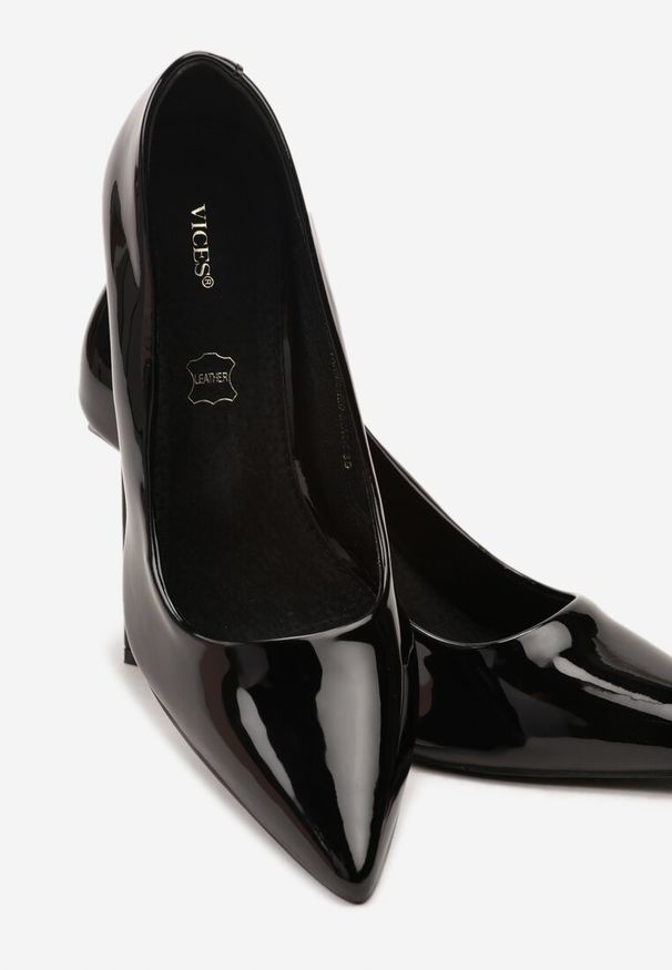 Born2be - Czarne Lakierowane Czółenka Vices na Geometrycznym Obcasie ze Skórzaną Wkładką Ricce. Okazja: na co dzień, do pracy, na spotkanie biznesowe. Kolor: czarny. Materiał: lakier, skóra. Wzór: geometria. Obcas: na obcasie. Styl: biznesowy, klasyczny, casual, elegancki. Wysokość obcasa: średni