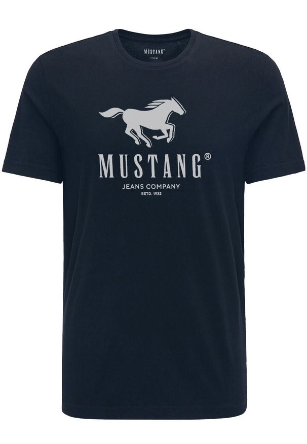 Mustang - MUSTANG ALEX C PRINT MĘSKI T-SHIRT KOSZULKA LOGO TEE DARK SAPPHIRE 1015051 4136. Okazja: na co dzień. Materiał: bawełna, jeans, skóra, materiał. Wzór: nadruk. Sezon: lato. Styl: klasyczny, casual, elegancki