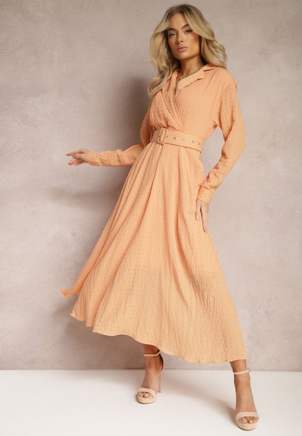 Renee - Pomarańczowa Sukienka o Rozkloszowanym Fasonie z Paskiem i Kopertowym Dekoltem Tifena. Okazja: do pracy, na co dzień, na spotkanie biznesowe. Typ kołnierza: dekolt kopertowy. Kolor: pomarańczowy. Typ sukienki: kopertowe. Styl: wizytowy, casual, biznesowy