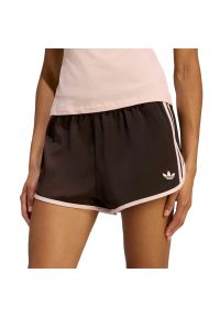 Adidas - Spodenki damskie adidas Originals 3-Stripes Sprinter KC9006 - brązowe. Stan: podwyższony. Kolor: brązowy. Materiał: poliester, satyna, elastan. Wzór: paski #1