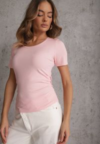 Renee - Różowy T-shirt w Prążki z Marszczeniami po Bokach Nedala. Okazja: na co dzień. Kolor: różowy. Wzór: prążki. Styl: casual, elegancki #6