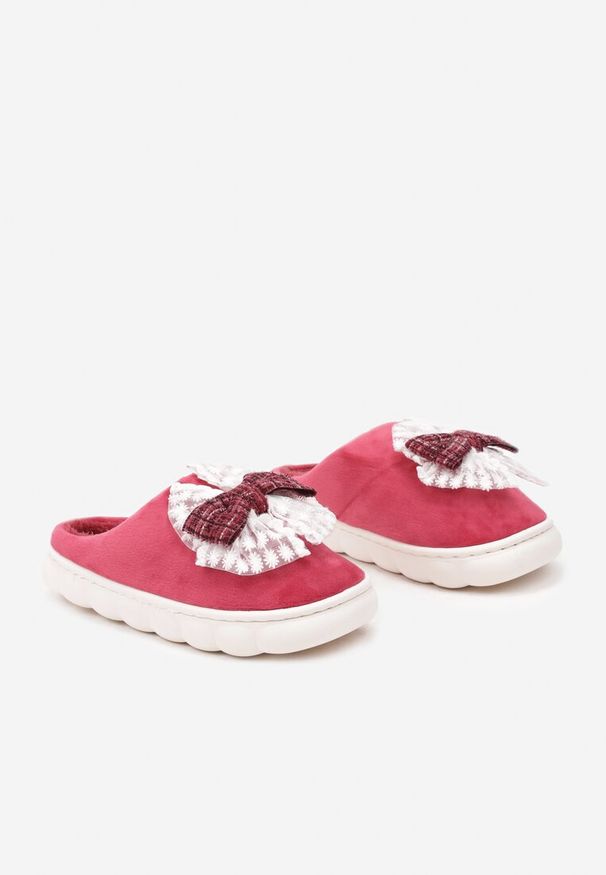 Born2be - Bordowe Kapcie Vices na Tłoczonej Podeszwie Zdobione Podwójną Kokardą Martinnia. Okazja: na co dzień. Kolor: czerwony. Materiał: jeans. Wzór: aplikacja. Obcas: na obcasie. Styl: klasyczny, casual. Wysokość obcasa: niski