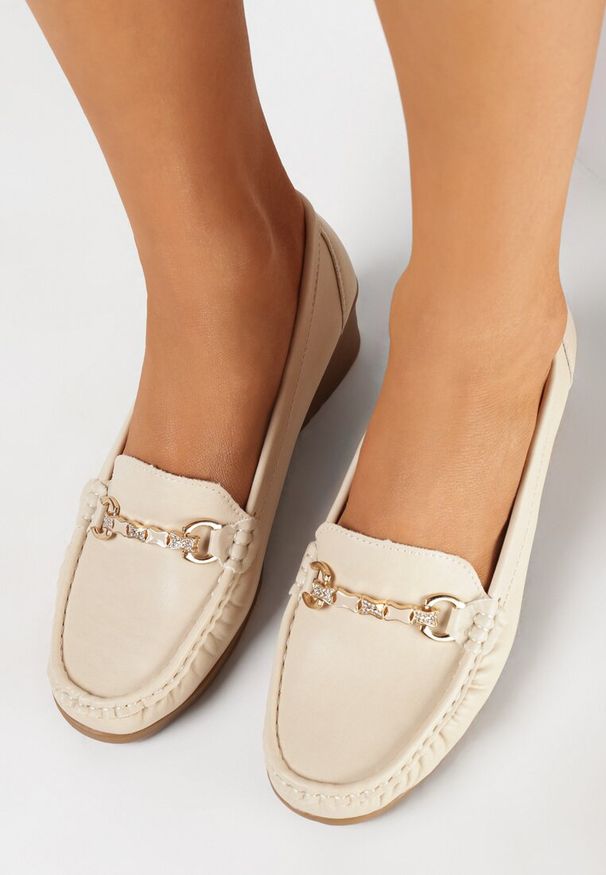 Born2be - Beżowe Półbuty Mokasyny na Subtelnym Koturnie z Metaliczną Ozdobą i Marszczeniem Xalina. Zapięcie: klamry. Kolor: beżowy. Wzór: aplikacja. Obcas: na koturnie. Styl: elegancki