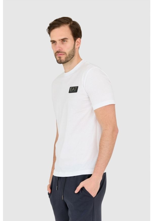 EA7 Emporio Armani - EA7 Biały męski t-shirt z naszywką z logo. Kolor: biały. Wzór: aplikacja