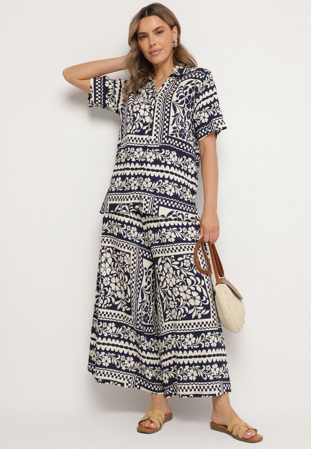 Born2be - Granatowy Komplet z Wiskozą z Kwiatowym Motywem Koszula i Spodnie Sonaniella. Kolor: niebieski. Materiał: wiskoza. Wzór: kwiaty