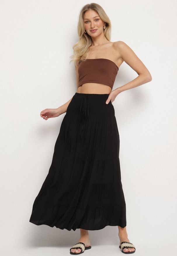 Born2be - Czarna Spódnica z Wiskozą z Wysokim Stanem i Falbanami Ellimee. Okazja: na co dzień. Stan: podwyższony. Kolor: czarny. Materiał: wiskoza. Styl: elegancki, casual, klasyczny