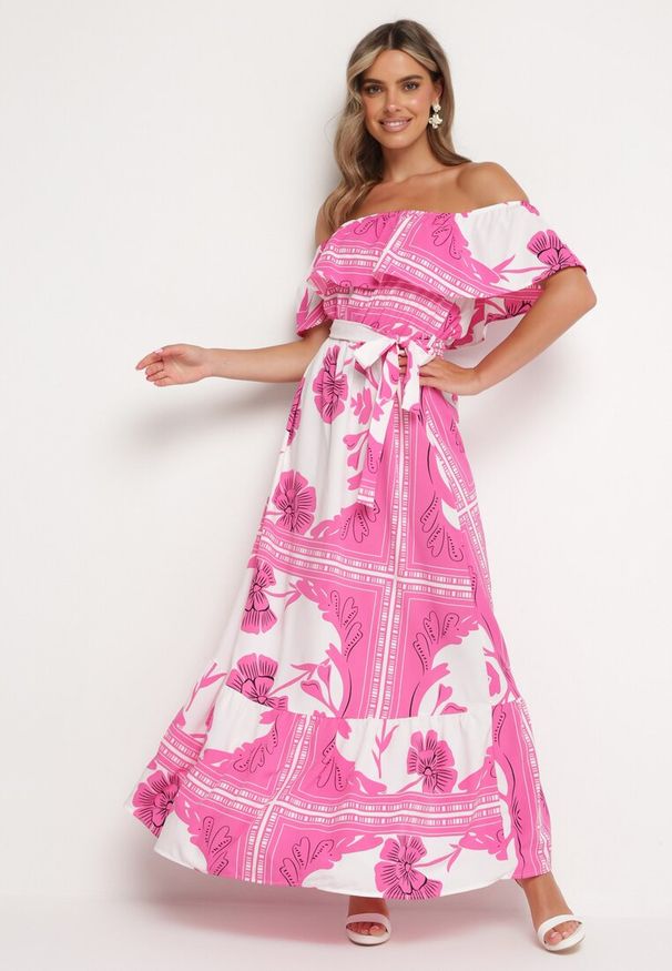 Born2be - Różowo-Biała Sukienka Typu Hiszpanka z Gumką w Pasie i Materiałowym Paskiem Ozdobiona Falbanką Woneri. Typ kołnierza: dekolt hiszpanka. Kolor: różowy. Materiał: materiał. Wzór: aplikacja