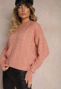 Renee - Jasnoróżowy Sweter z Dekoltem na Plecach z Ozdobnym Splotem Torleana. Okazja: na co dzień. Typ kołnierza: dekolt na plecach. Kolor: różowy. Materiał: jeans. Długość rękawa: długi rękaw. Długość: długie. Wzór: ze splotem. Styl: klasyczny, elegancki, casual #5