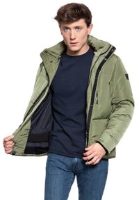 Wrangler - WRANGLER PROTECTOR JACKET MĘSKA KURTKA ZIMOWA CLOVER GREEN W4A2W3G05. Typ kołnierza: kaptur. Kolor: zielony. Materiał: puch. Sezon: zima #3