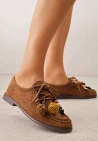 Renee - Brązowe Mokasyny VICES ze Skórzaną Wkładką i Pomponami Loraerin. Nosek buta: okrągły. Kolor: brązowy. Materiał: skóra. Wzór: aplikacja. Obcas: na obcasie. Wysokość obcasa: niski #6