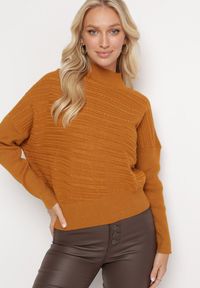 Born2be - Jasnobrązowy Sweter z Wełną o Asymetrycznym Fasonie z Tłoczeniem Sarositte. Kolor: brązowy. Materiał: wełna. Sezon: jesień, zima