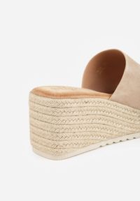 Born2be - Beżowe Boho Klapki z Imitacji Zamszu na Plecionym Koturnie Adrea. Okazja: na co dzień. Kolor: beżowy. Materiał: zamsz. Wzór: gładki. Sezon: lato. Obcas: na koturnie. Styl: boho #8