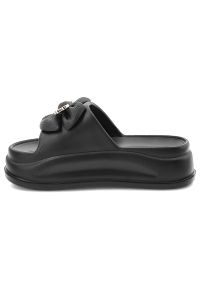 Czarne Klapki Filippo Modne Obuwie Damskie Na Platformie. Okazja: na co dzień. Kolor: czarny. Wzór: aplikacja. Obcas: na platformie. Styl: casual, klasyczny, elegancki #5