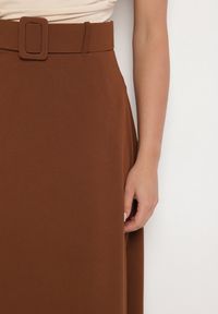 Born2be - Brązowa Gładka Spódnica Maxi z Gumką w Pasie i Klamrą Orirsa. Kolor: brązowy. Wzór: gładki. Styl: elegancki