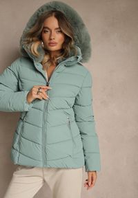 Renee - Jasnozielona Pikowana Kurtka o Taliowanym Kroju z Kapturem z Futerkiem Olidessa. Okazja: na spacer, na co dzień. Typ kołnierza: kaptur. Kolor: zielony. Materiał: futro. Styl: casual #1