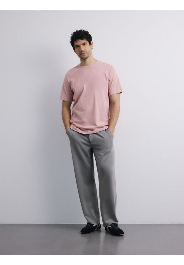 Reserved - T-shirt regular z bawełny - jasnofioletowy. Kolor: fioletowy. Materiał: bawełna