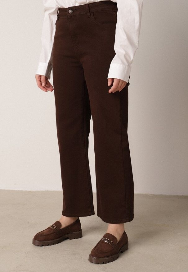 Born2be - Ciemnobrązowe Bawełniane Jeansy z Wysokim Stanem i Szerokimi Nogawkami Taphixa. Okazja: na co dzień. Stan: podwyższony. Kolor: brązowy. Styl: klasyczny, casual