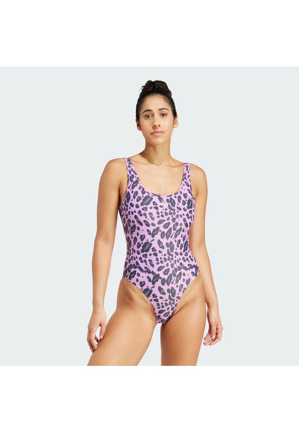 Adidas - Strój do pływania Essentials Animal Print U-Back. Kolor: wielokolorowy, fioletowy, biały. Materiał: materiał. Wzór: nadruk