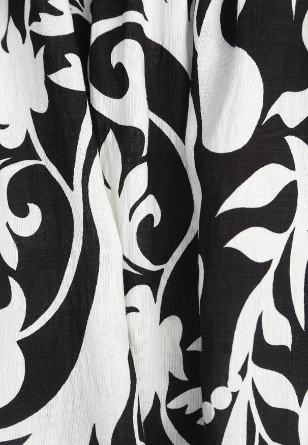 Born2be - Czarna Rozkloszowana Sukienka z Wiskozy z Bufiastymi Rękawami w Roślinny Wzór Semea. Okazja: na co dzień, do pracy, na spotkanie biznesowe. Kolor: czarny. Materiał: wiskoza. Sezon: lato. Typ sukienki: rozkloszowane, proste. Styl: casual, biznesowy. Długość: maxi