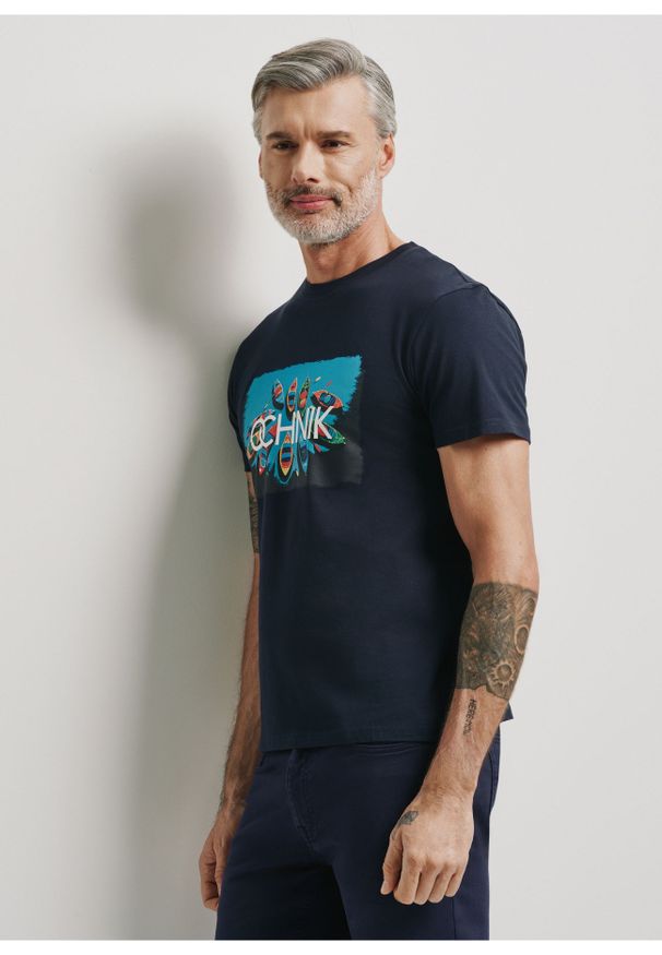Ochnik - Granatowy T-shirt z kolorowym printem męski. Kolor: niebieski. Materiał: bawełna. Długość rękawa: krótki rękaw. Długość: krótkie. Wzór: nadruk, kolorowy