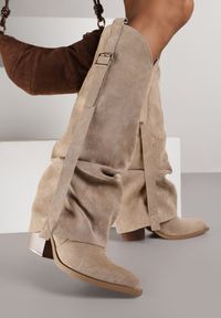 Renee - Ciemnobeżowe Kozaki na Stożku Typu Kowbojki Ozdobione Klamrą i Wywiniętą Cholewką Nalirella. Okazja: na co dzień. Zapięcie: klamry. Kolor: beżowy. Szerokość cholewki: normalna. Wzór: aplikacja. Materiał: skóra, jeans. Obcas: na stożku. Styl: casual, elegancki. Wysokość obcasa: średni #7
