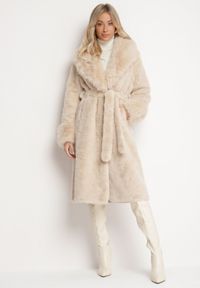 Born2be - Beżowy Futerkowy Płaszcz z Szerokim Kołnierzem i Mankietami z Wiązanym Paskiem Viaruna. Okazja: na co dzień, na imprezę. Kolor: beżowy. Materiał: dzianina. Długość rękawa: długi rękaw. Długość: długie. Styl: casual, elegancki #1