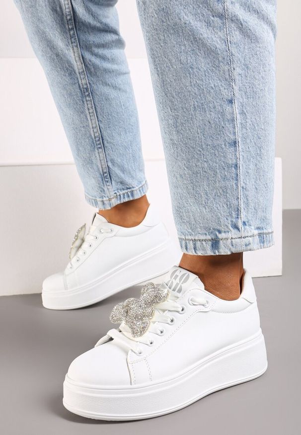 Renee - Białe Sneakersy Ozdobione Brokatowym Misiem Nevithaya. Okazja: na co dzień. Kolor: biały. Materiał: jeans. Wzór: aplikacja