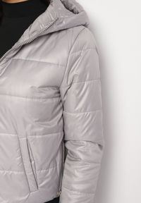 Born2be - Jasnoszara Pikowana Kurtka z Kapturem Terishia. Okazja: na co dzień. Typ kołnierza: kaptur. Kolor: szary. Materiał: jeans. Długość rękawa: długi rękaw. Długość: długie. Sezon: wiosna. Styl: casual, elegancki #7