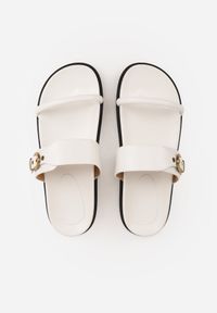 Born2be - Białe Klapki z Dwoma Paskami i Metaliczną Klamrą Doriax. Okazja: na spacer, na co dzień. Kolor: biały. Styl: casual, klasyczny #4