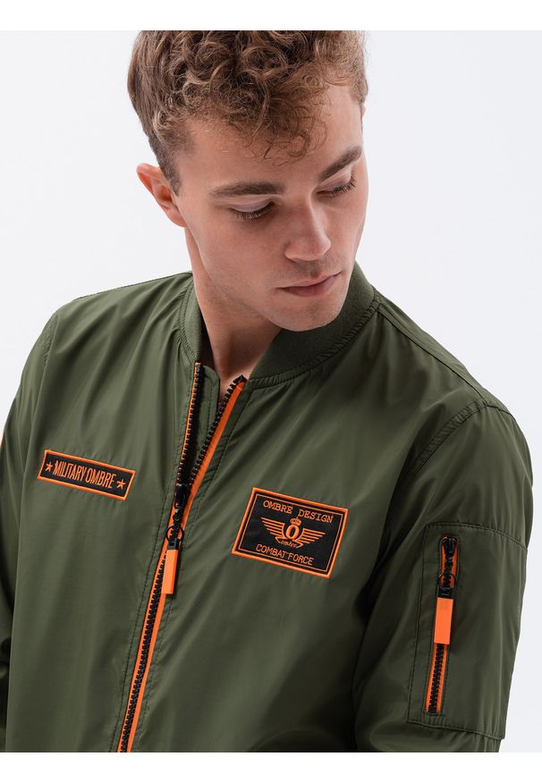 Oliwkowa kurtka Ombre Clothing na wiosnę