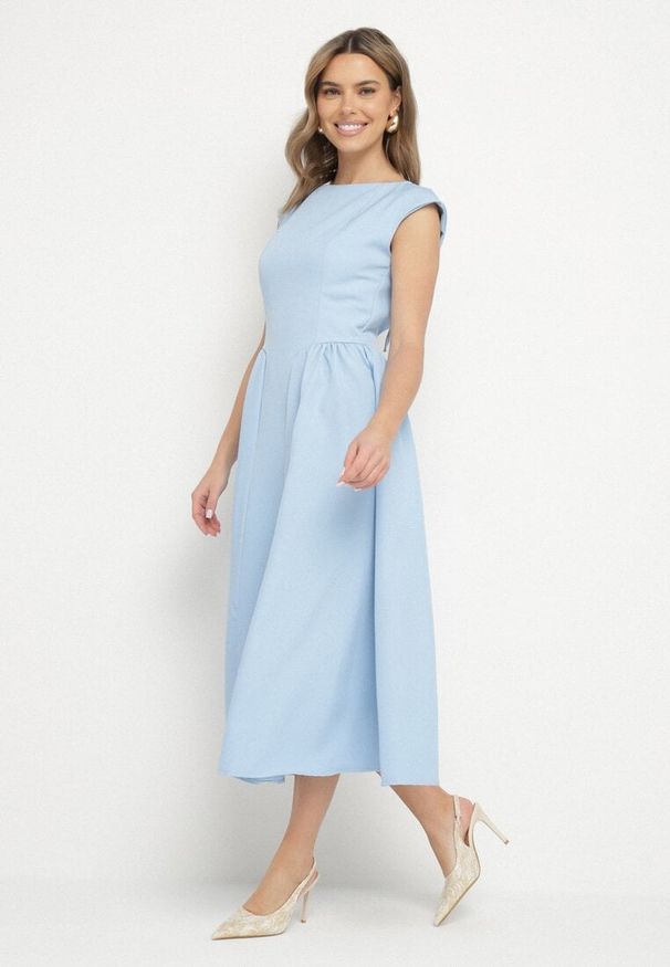 Born2be - Niebieska Sukienka o Rozkloszowanym Kroju z Wiązaniem i Dekoltem w Łódkę Aladriela. Okazja: na co dzień. Typ kołnierza: dekolt w łódkę. Kolor: niebieski. Długość rękawa: krótki rękaw. Sezon: wiosna, lato. Styl: casual, klasyczny
