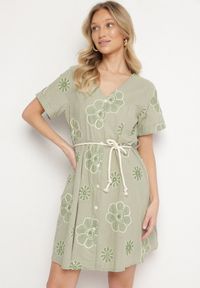 Born2be - Jasnozielona Sukienka w Stylu Boho w Haftowane Kwiaty ze Sznurkiem Evionis. Okazja: na co dzień. Typ kołnierza: dekolt w serek. Kolor: zielony. Wzór: haft, kwiaty. Styl: boho #4