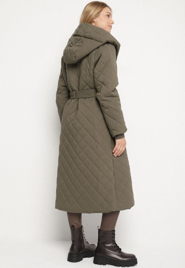 Born2be - Ciemnobeżowa Pikowana Kurtka Przejściowa z Kapturem i Wiązanym Paskiem Vonella. Okazja: na spotkanie biznesowe, na co dzień, na spacer, do pracy. Typ kołnierza: kaptur. Kolekcja: plus size. Kolor: beżowy. Materiał: jeans. Styl: biznesowy, casual, elegancki, klasyczny