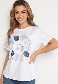 Born2be - Biało-Niebieski Bawełniany T-shirt Ozdobiony Nadrukiem i Cyrkoniami Chrisielle. Kolor: niebieski. Materiał: bawełna. Wzór: nadruk, aplikacja. Sezon: lato #2