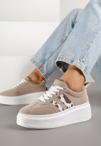Born2be - Ciemnobeżowe Sneakersy Kultowe Tenisówki na Platformie z Koturnem i Paskami Ozdobionymi Wzorem w Łaty Elisara. Nosek buta: okrągły. Zapięcie: pasek. Kolor: beżowy. Materiał: materiał. Wzór: aplikacja. Obcas: na koturnie. Wysokość obcasa: niski #3