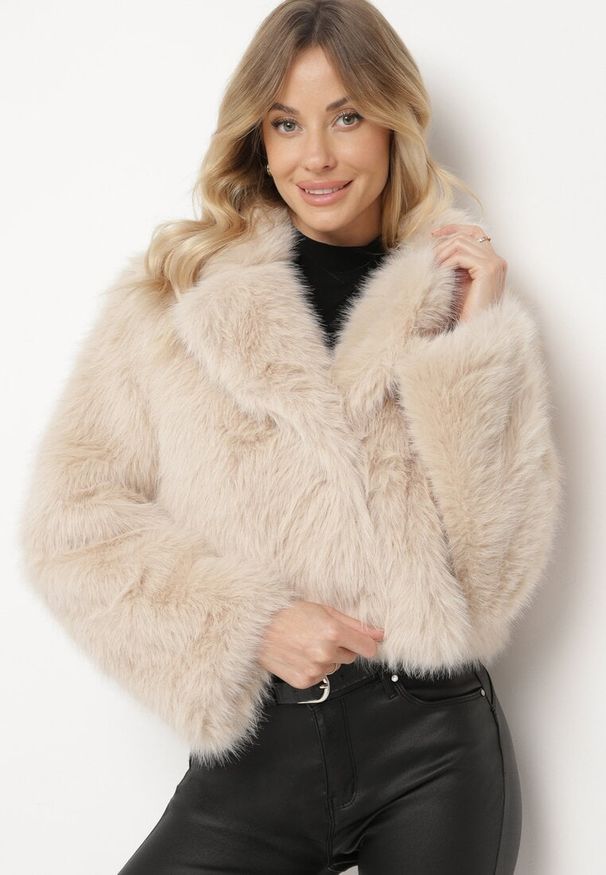 Born2be - Beżowa Futerkowa Kurtka o Krótkim Kroju z Eleganckim Kołnierzem Tazamisa. Okazja: na co dzień. Kolor: beżowy. Materiał: jeans. Długość: krótkie. Styl: elegancki