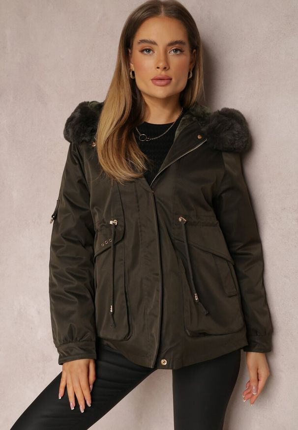 Renee - Ciemnozielona Kurtka Nylonowa Parka z Odpinanym Futerkiem Pasca. Kolor: zielony. Materiał: nylon, futro. Wzór: paski. Styl: klasyczny
