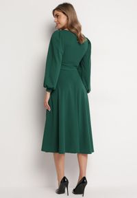 Born2be - Zielona Rozkloszowana Midi Sukienka z Eleganckimi Luźnymi Rękawami Samriddhi. Okazja: do pracy. Kolor: zielony. Typ sukienki: rozkloszowane. Styl: elegancki. Długość: midi