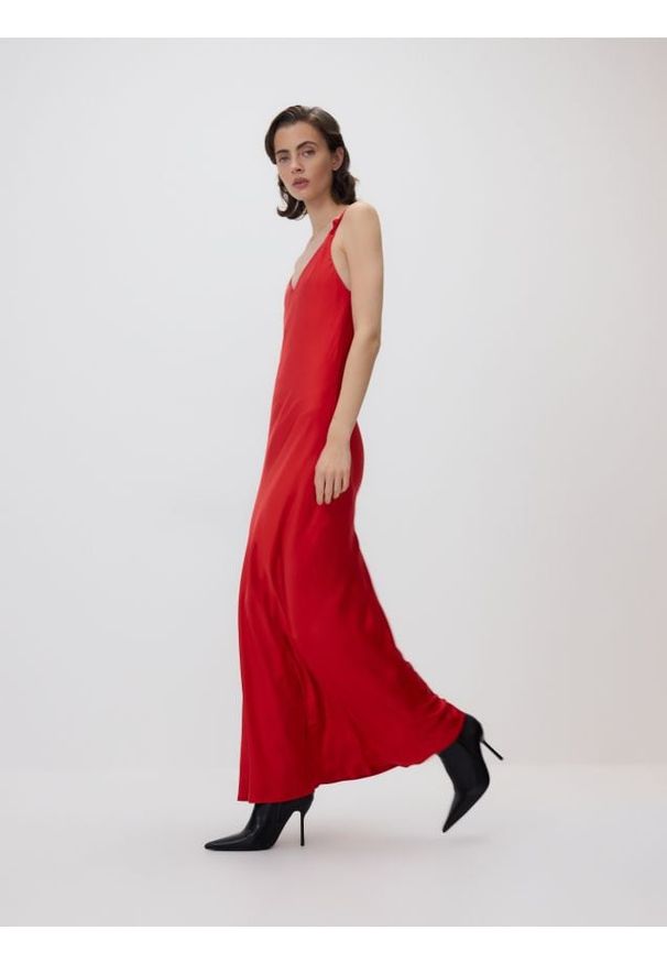 Reserved - Sukienka maxi na ramiączkach - czerwony. Kolor: czerwony. Materiał: tkanina. Długość rękawa: na ramiączkach. Wzór: gładki. Typ sukienki: proste. Długość: maxi