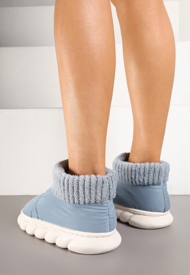 Renee - Jasnoniebieskie Kapcie Vices na Piankowej Podeszwie z Pikowaną Cholewką Velavina. Okazja: na co dzień, do domu, na imprezę. Kolor: niebieski. Materiał: dzianina, jeans, futro. Szerokość cholewki: normalna. Styl: casual