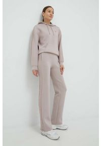 Guess bluza damska kolor fioletowy z kapturem z aplikacją. Typ kołnierza: kaptur. Kolor: fioletowy. Materiał: materiał, dzianina, wiskoza. Wzór: aplikacja #3